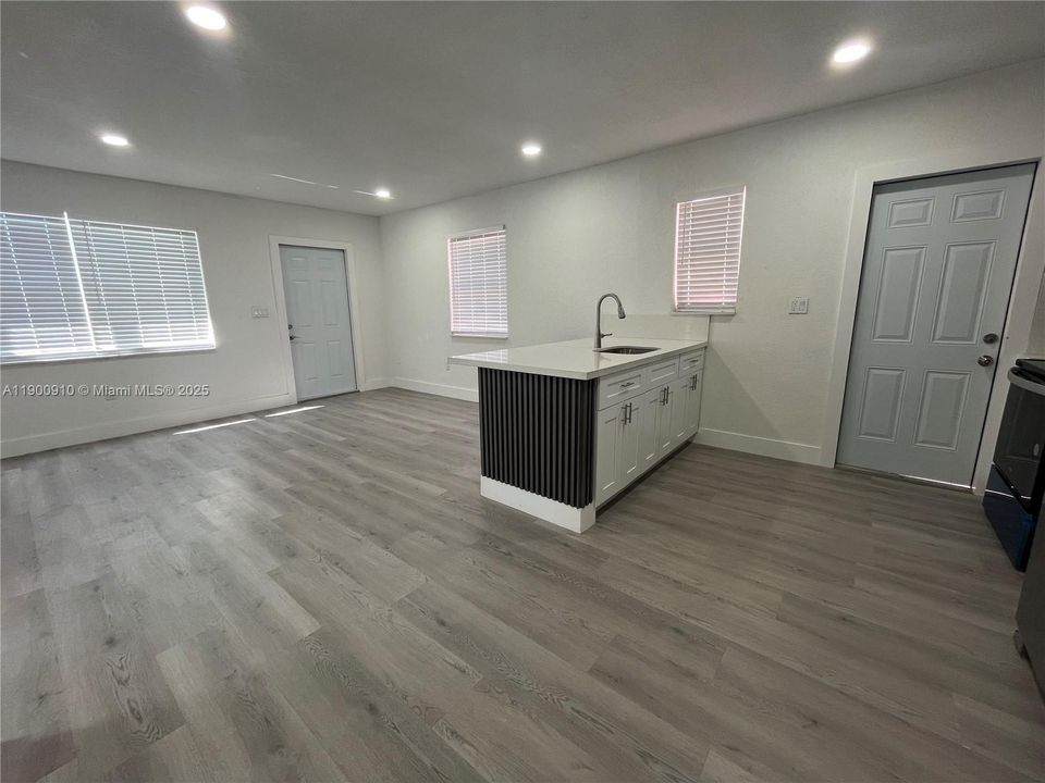 For Rent: $2,700 (2 beds, 1 baths, 1050 Square Feet)