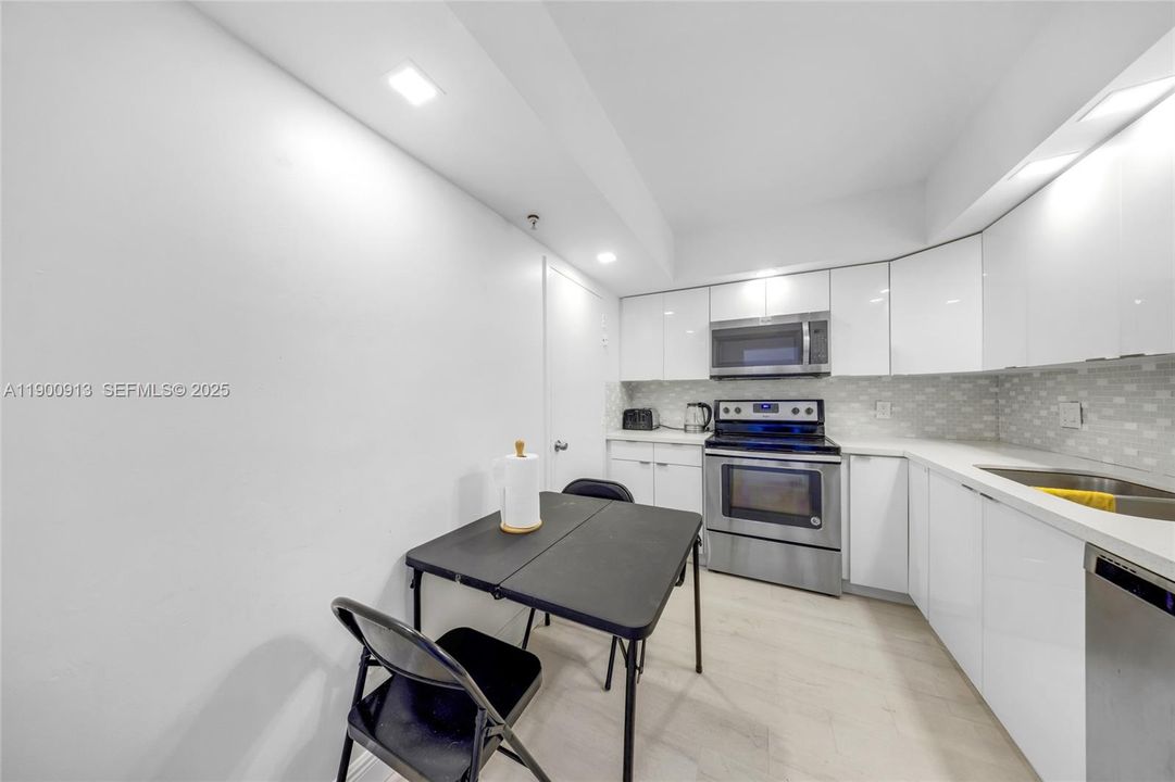 For Rent: $1,800 (1 beds, 1 baths, 697 Square Feet)