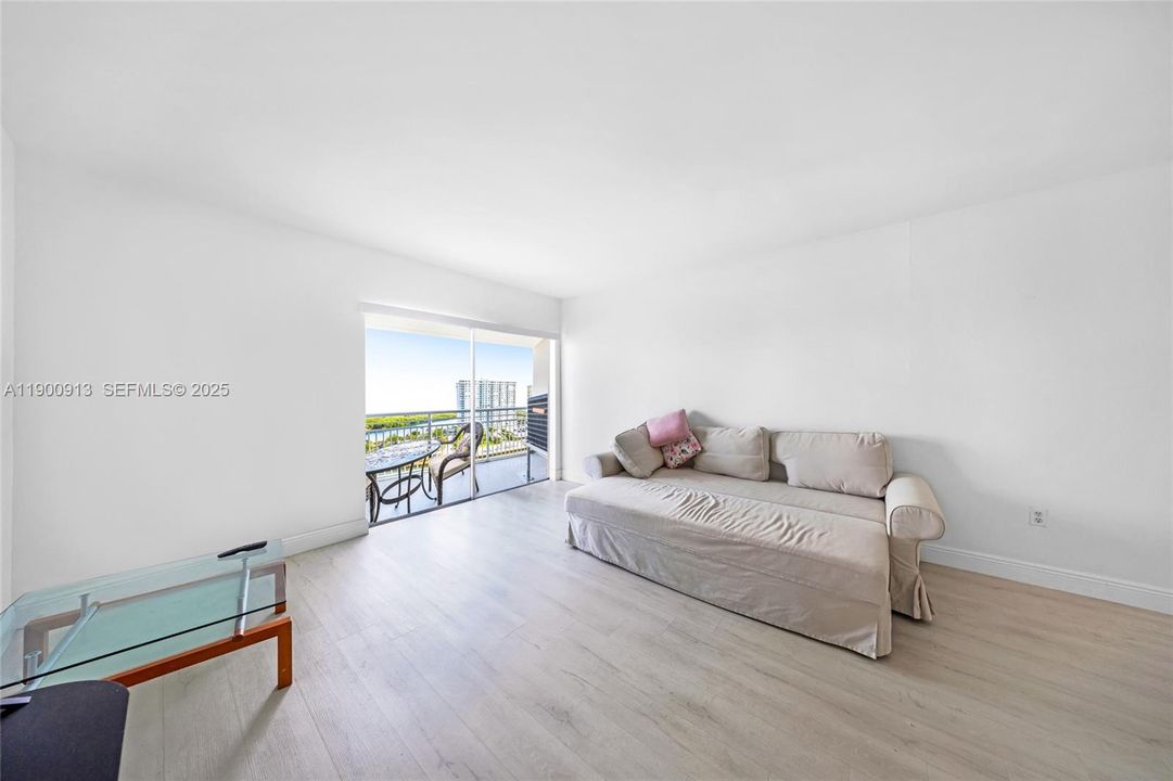 For Rent: $1,800 (1 beds, 1 baths, 697 Square Feet)