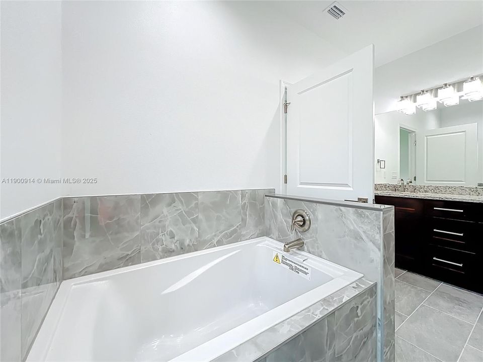 待售: $340,000 (3 贝兹, 2 浴室, 0 平方英尺)