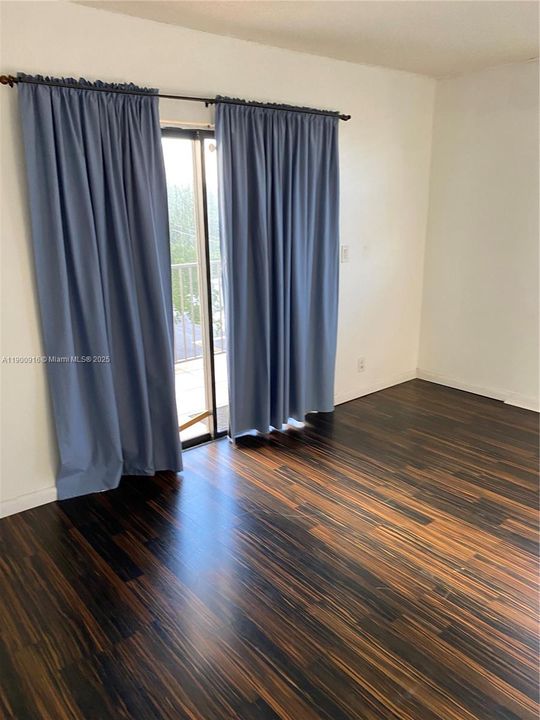 待售: $299,000 (1 贝兹, 2 浴室, 854 平方英尺)