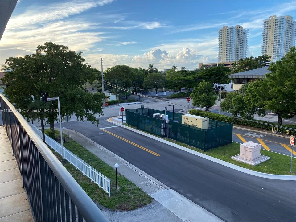 待售: $299,000 (1 贝兹, 2 浴室, 854 平方英尺)