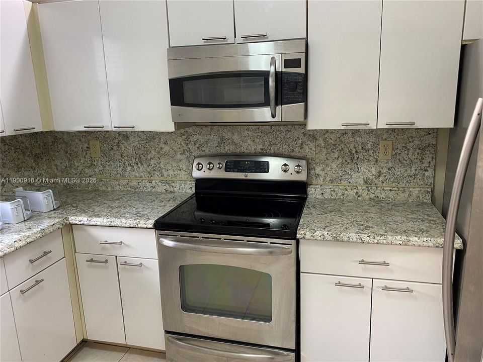 待售: $299,000 (1 贝兹, 2 浴室, 854 平方英尺)