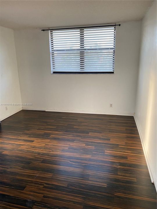 待售: $299,000 (1 贝兹, 2 浴室, 854 平方英尺)