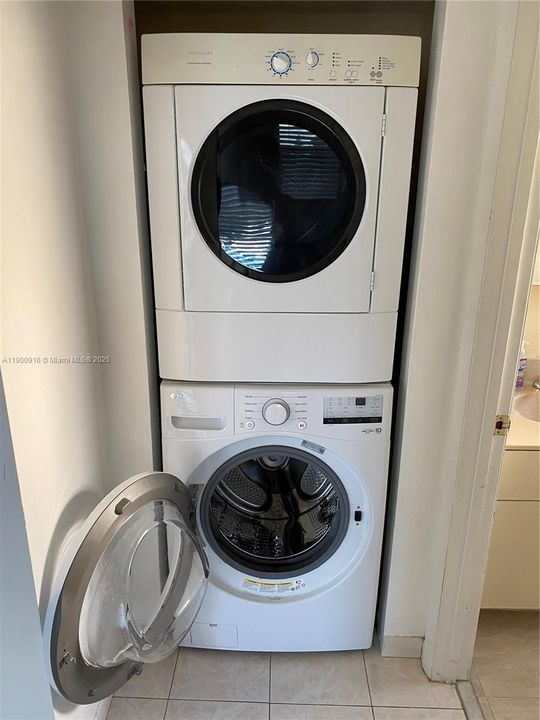 待售: $299,000 (1 贝兹, 2 浴室, 854 平方英尺)