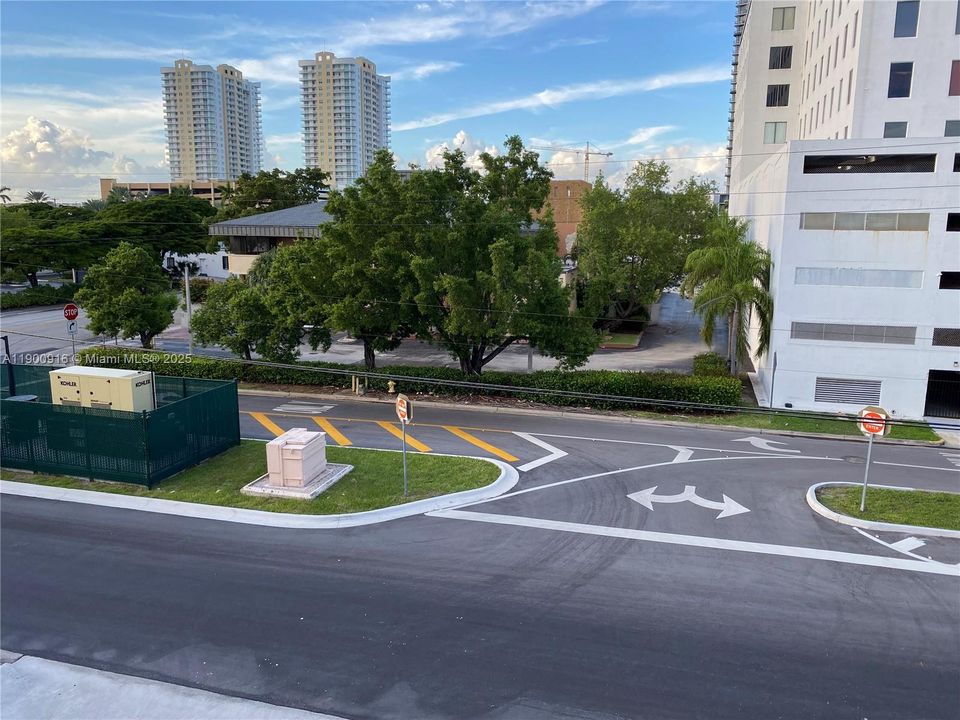 待售: $299,000 (1 贝兹, 2 浴室, 854 平方英尺)