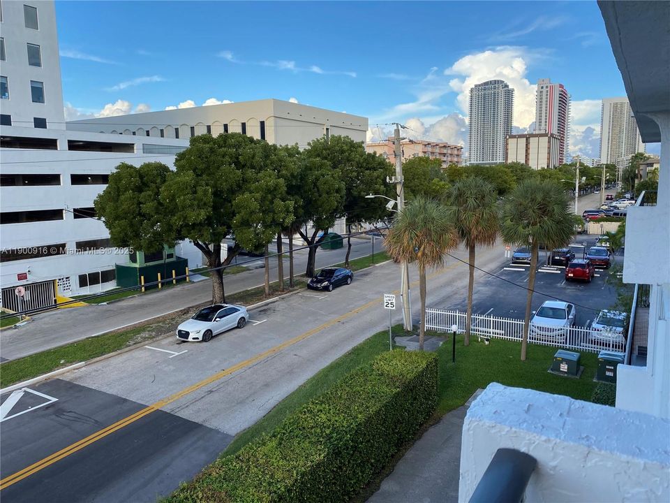 待售: $299,000 (1 贝兹, 2 浴室, 854 平方英尺)