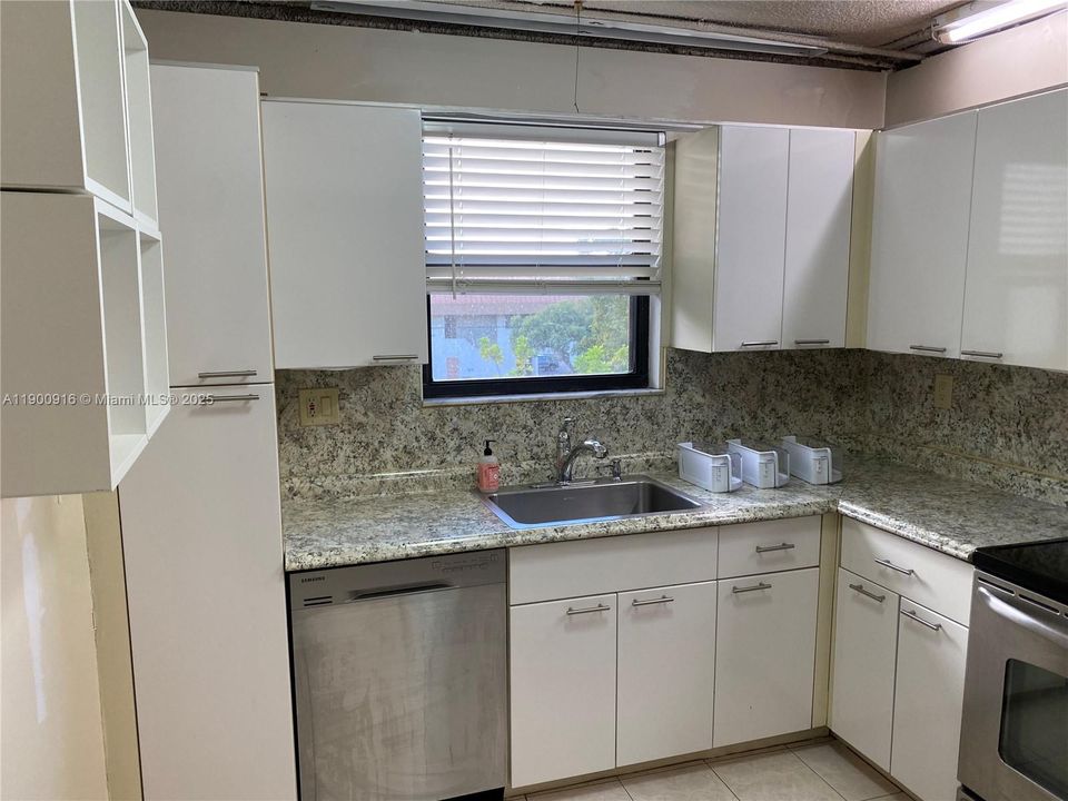 待售: $299,000 (1 贝兹, 2 浴室, 854 平方英尺)