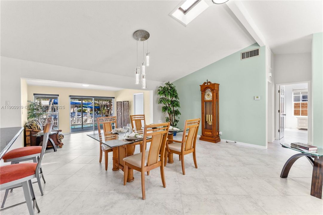 For Sale: $1,150,000 (3 beds, 2 baths, 1521 Square Feet)