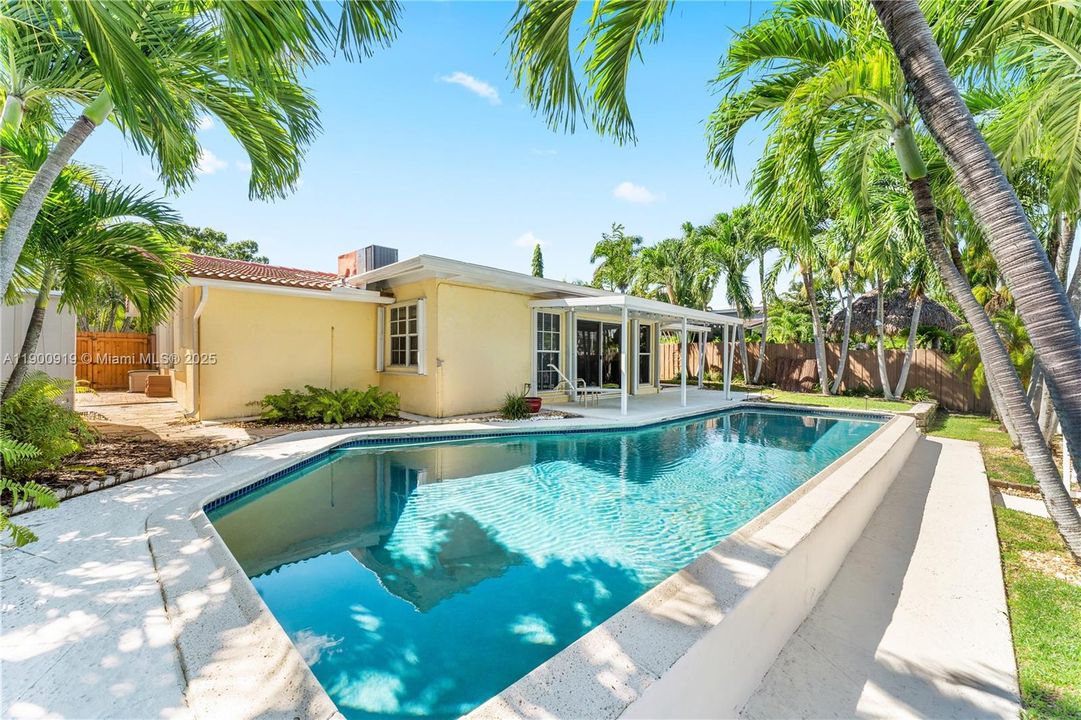 For Sale: $1,150,000 (3 beds, 2 baths, 1521 Square Feet)