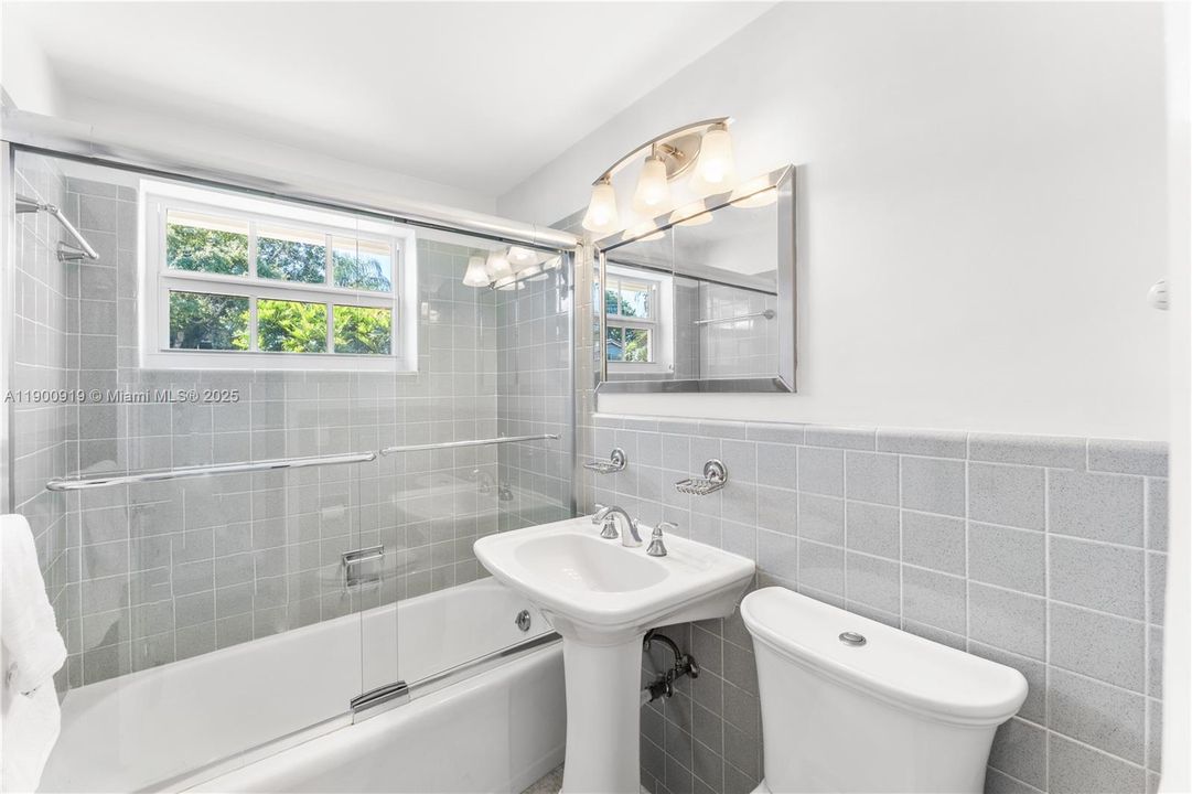 For Sale: $1,150,000 (3 beds, 2 baths, 1521 Square Feet)