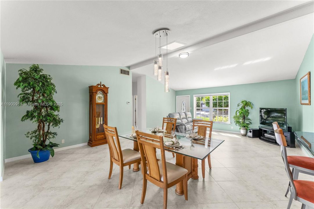 For Sale: $1,150,000 (3 beds, 2 baths, 1521 Square Feet)