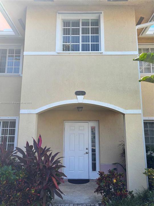 Active With Contract: $2,350 (3 beds, 2 baths, 1129 Square Feet)