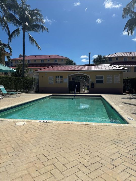 Active With Contract: $2,350 (3 beds, 2 baths, 1129 Square Feet)