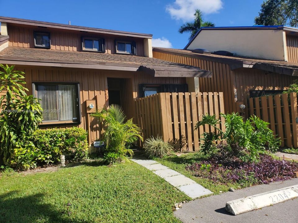 En Venta: $370,000 (2 camas, 2 baños, 1326 Pies cuadrados)