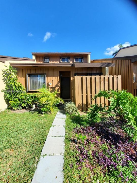 En Venta: $370,000 (2 camas, 2 baños, 1326 Pies cuadrados)