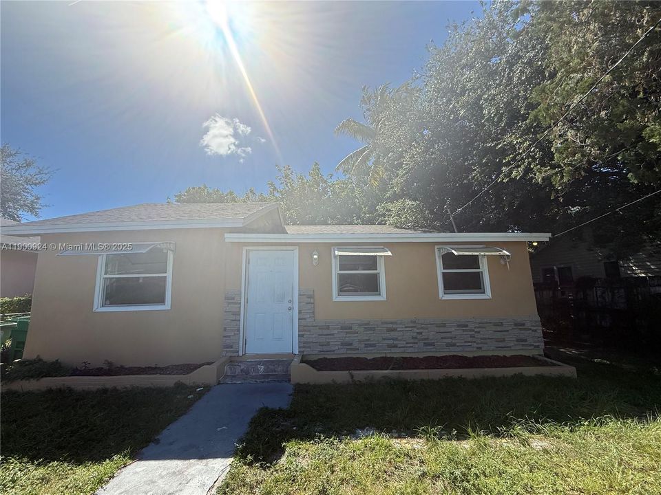 For Rent: $2,950 (3 beds, 2 baths, 804 Square Feet)