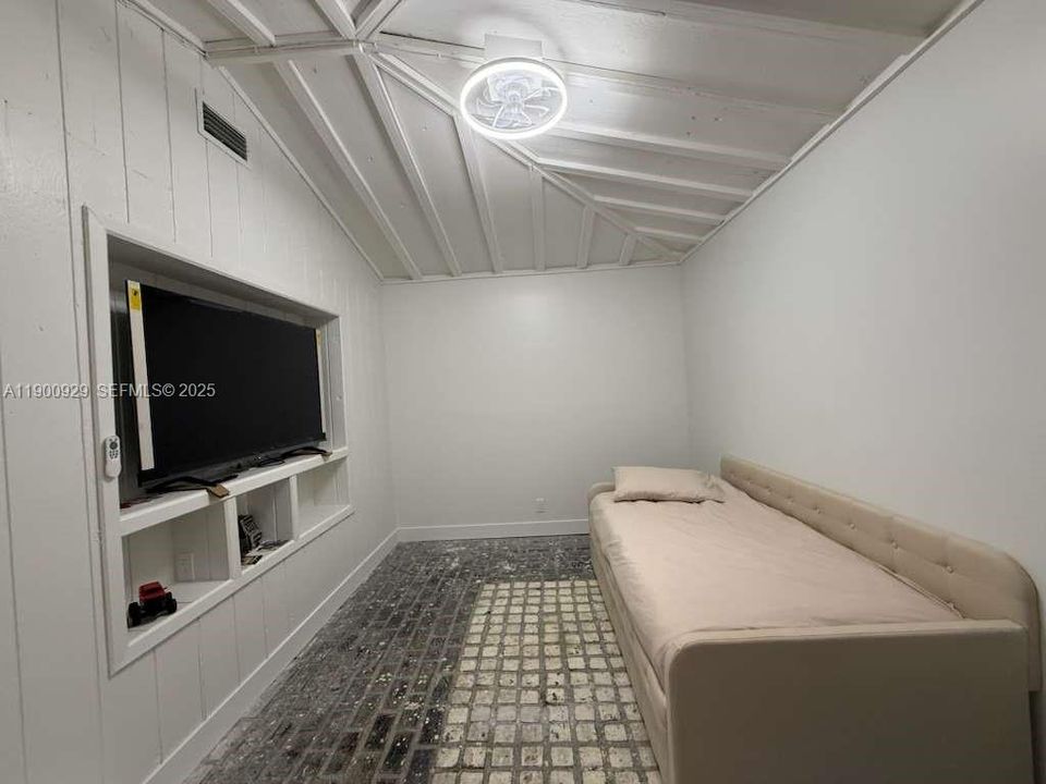 For Rent: $4,400 (4 beds, 2 baths, 1598 Square Feet)