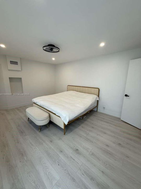 For Rent: $4,400 (4 beds, 2 baths, 1598 Square Feet)