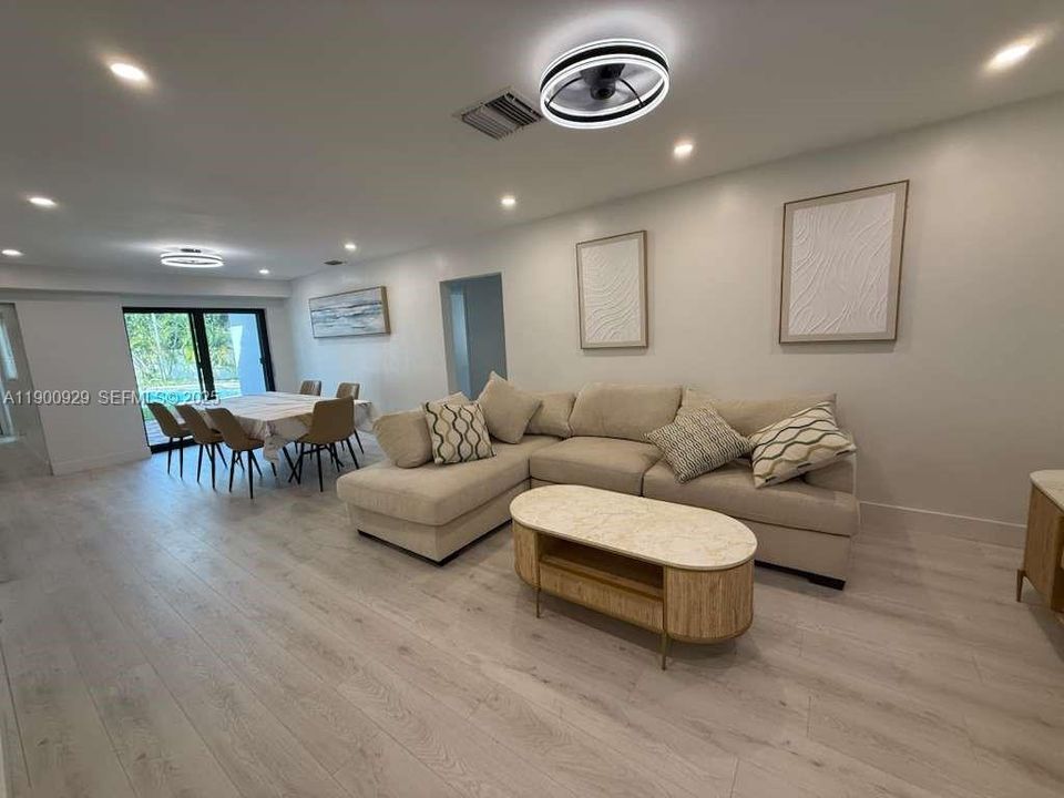 For Rent: $4,400 (4 beds, 2 baths, 1598 Square Feet)