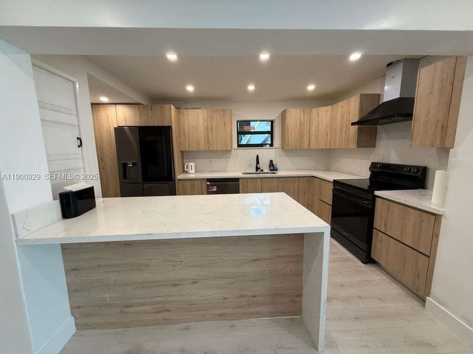 For Rent: $4,400 (4 beds, 2 baths, 1598 Square Feet)