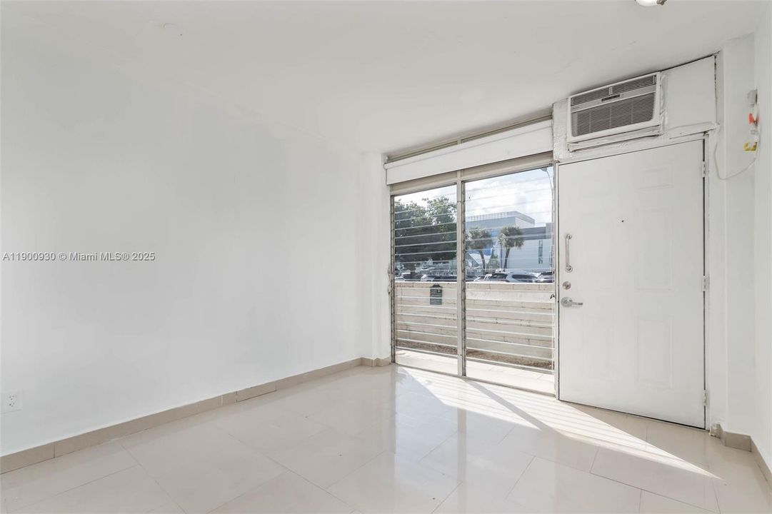 For Rent: $1,700 (0 beds, 1 baths, 450 Square Feet)