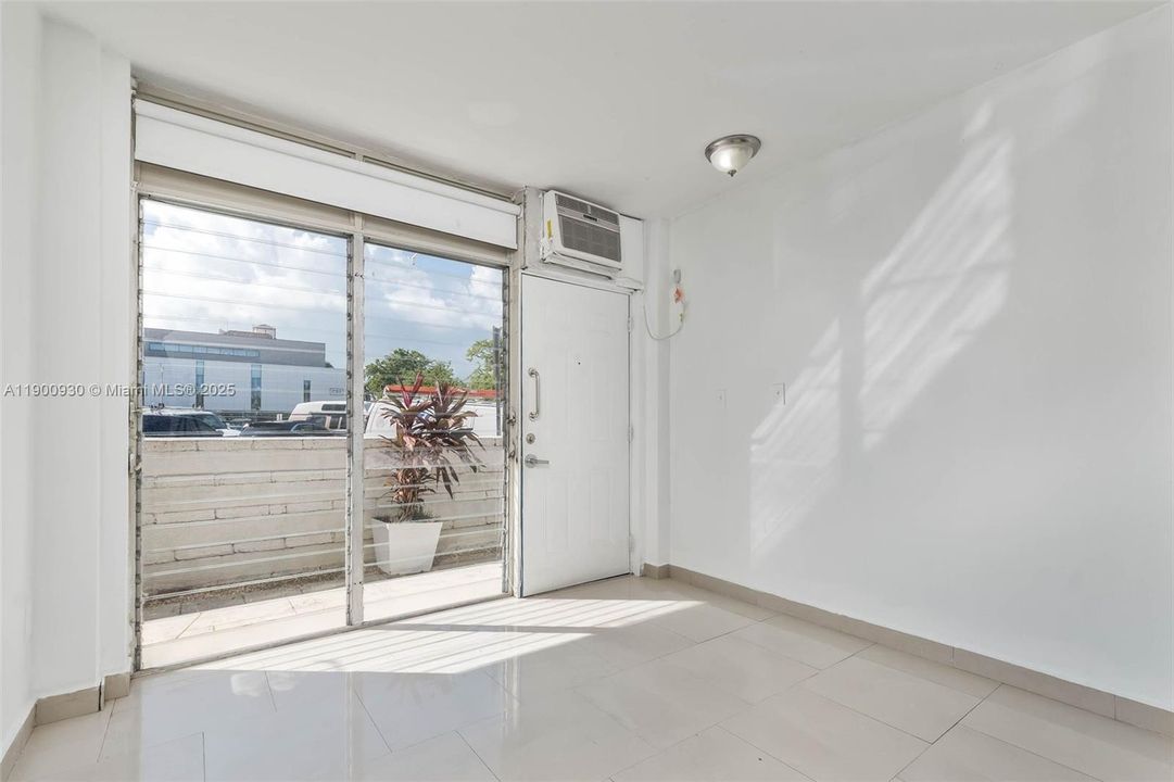 For Rent: $1,700 (0 beds, 1 baths, 450 Square Feet)