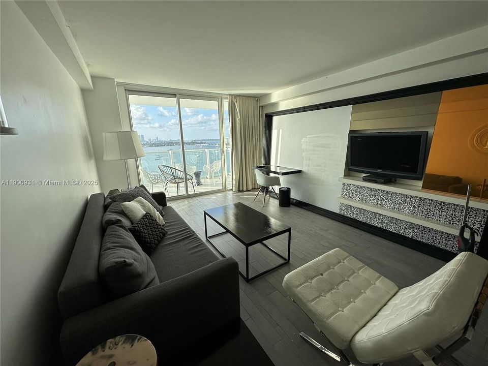 For Sale: $450,000 (1 beds, 1 baths, 696 Square Feet)