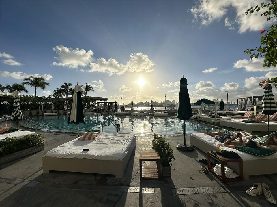 For Sale: $450,000 (1 beds, 1 baths, 696 Square Feet)