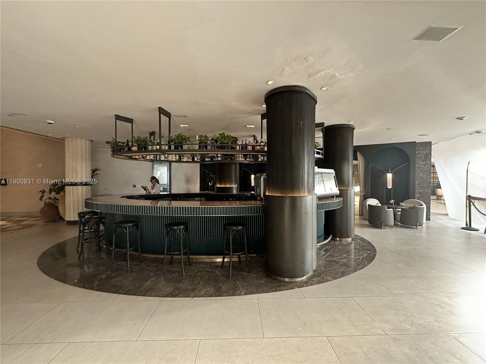 For Sale: $450,000 (1 beds, 1 baths, 696 Square Feet)