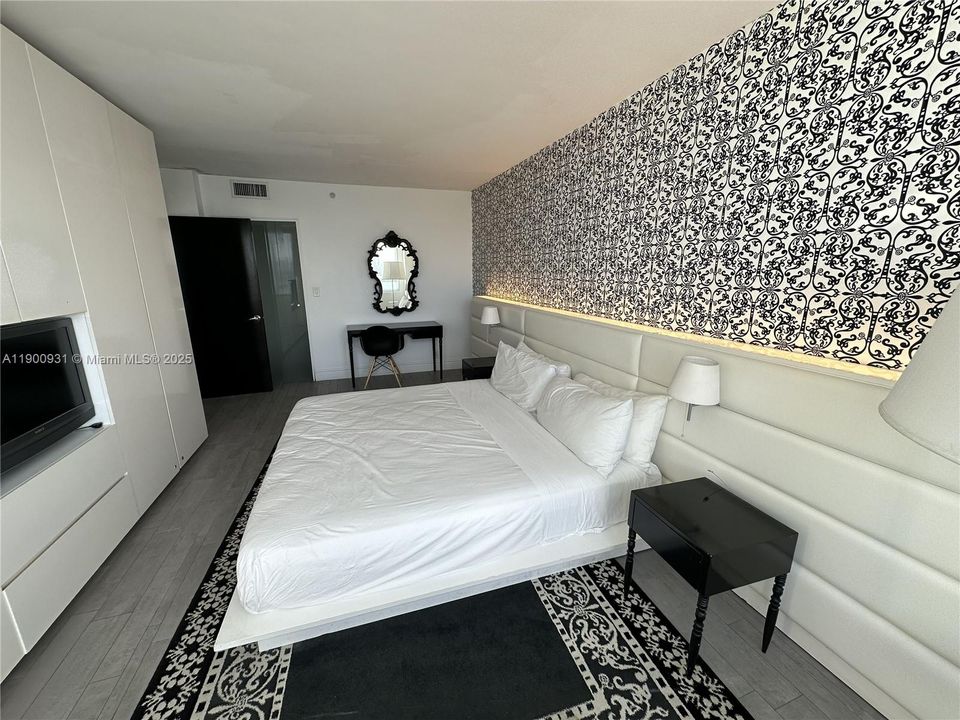 For Sale: $450,000 (1 beds, 1 baths, 696 Square Feet)