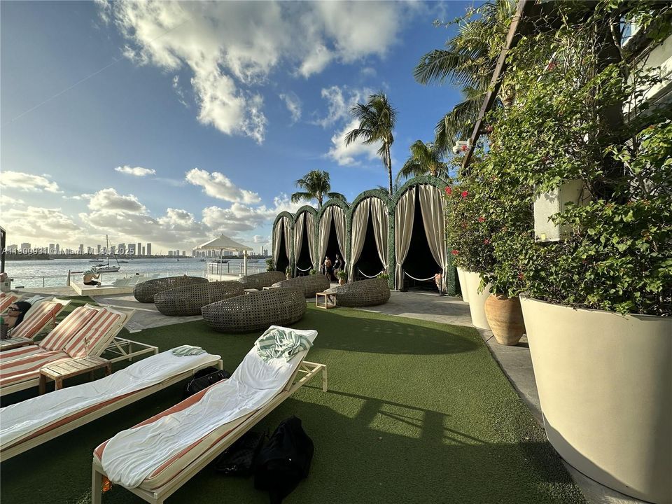 For Sale: $450,000 (1 beds, 1 baths, 696 Square Feet)