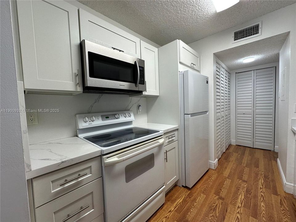 Recently Rented: $2,400 (2 beds, 2 baths, 1075 Square Feet)