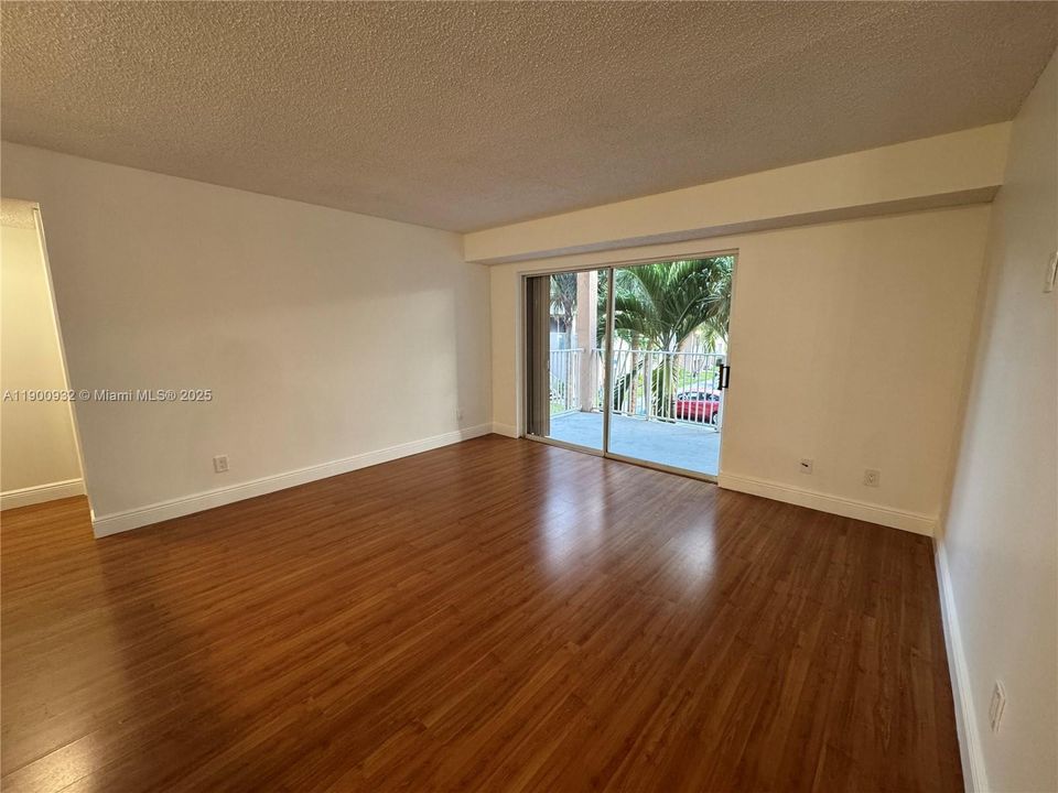 Recently Rented: $2,400 (2 beds, 2 baths, 1075 Square Feet)