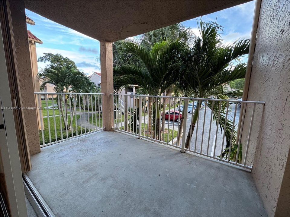 Recently Rented: $2,400 (2 beds, 2 baths, 1075 Square Feet)