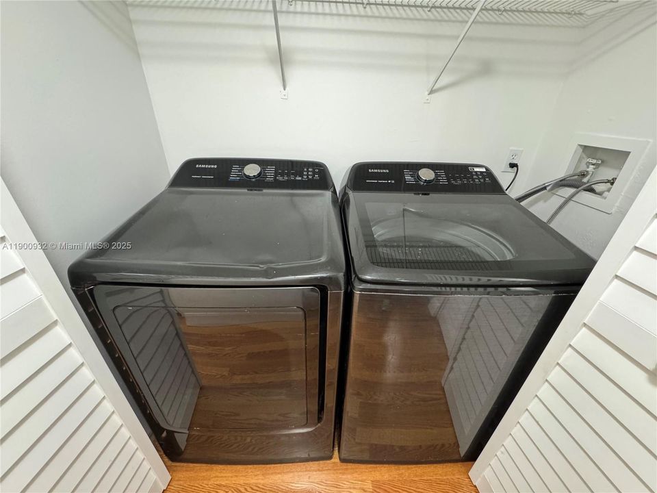 Recently Rented: $2,400 (2 beds, 2 baths, 1075 Square Feet)