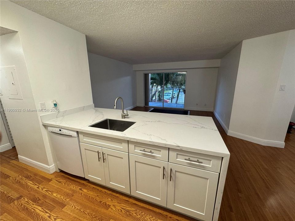 Recently Rented: $2,400 (2 beds, 2 baths, 1075 Square Feet)