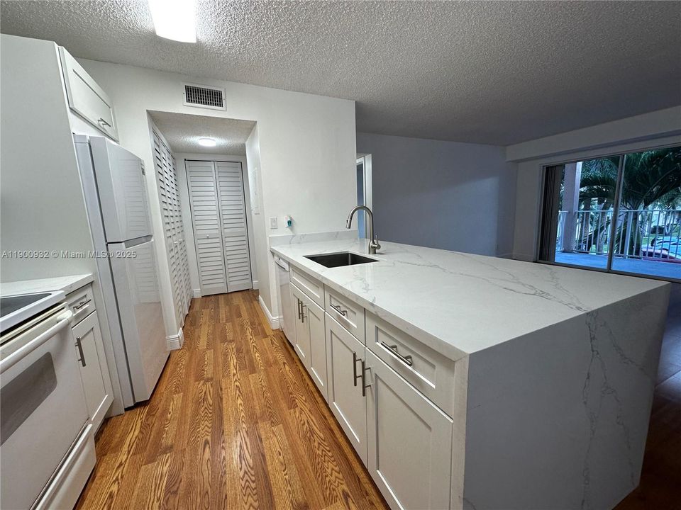 Recently Rented: $2,400 (2 beds, 2 baths, 1075 Square Feet)