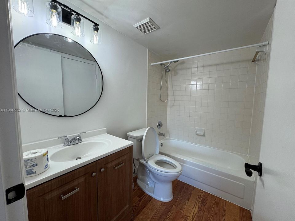 Recently Rented: $2,400 (2 beds, 2 baths, 1075 Square Feet)