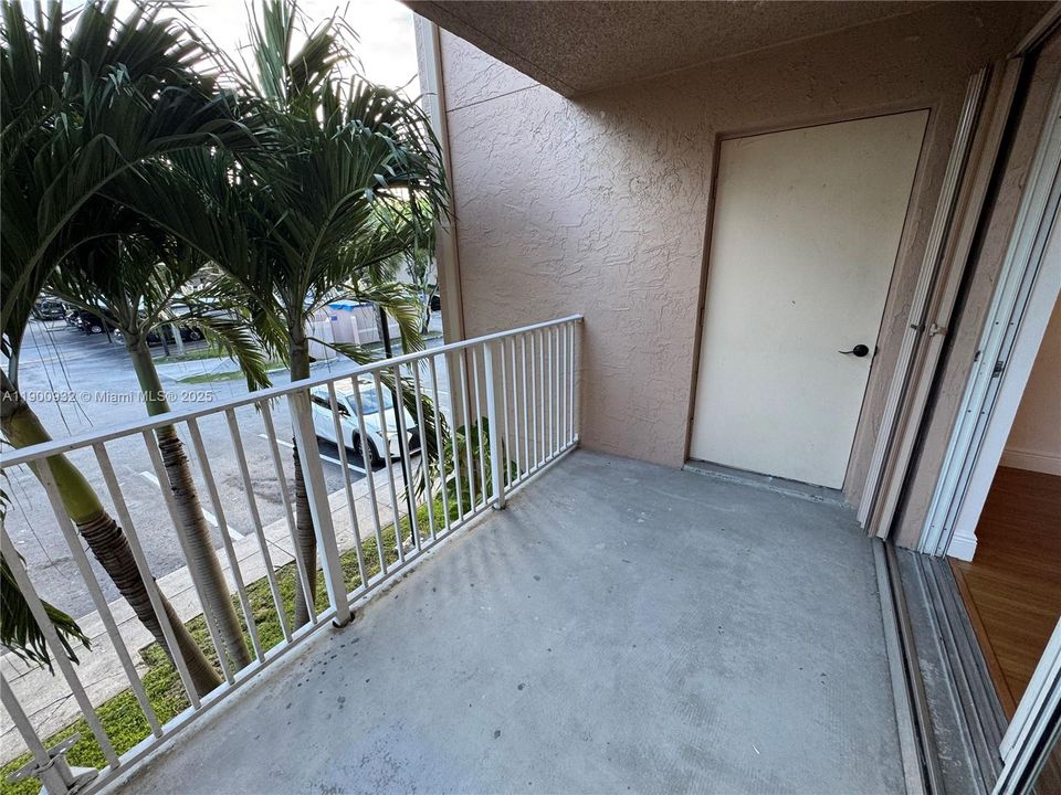 Recently Rented: $2,400 (2 beds, 2 baths, 1075 Square Feet)