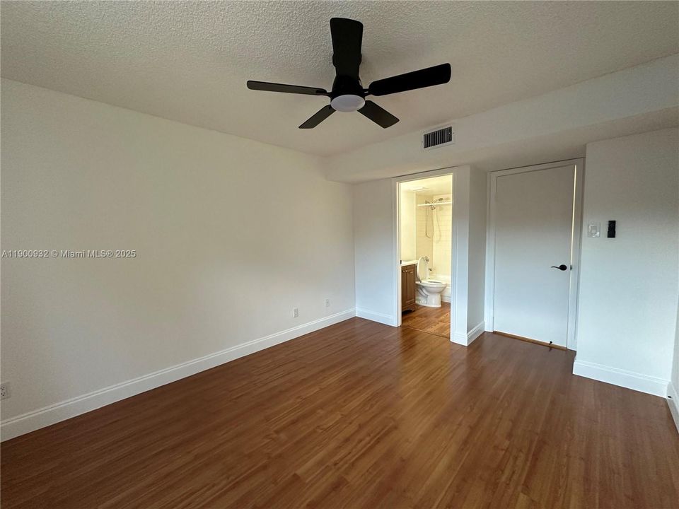 Recently Rented: $2,400 (2 beds, 2 baths, 1075 Square Feet)