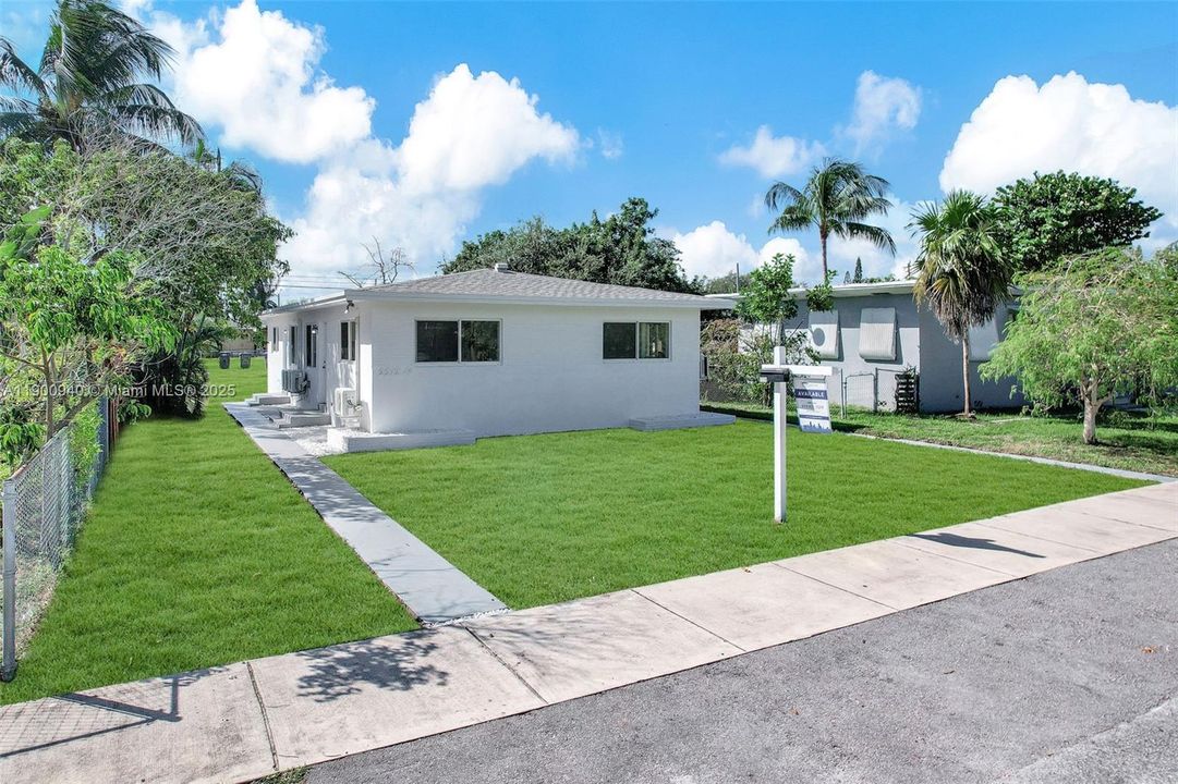 Active With Contract: $2,200 (2 beds, 1 baths, 1325 Square Feet)