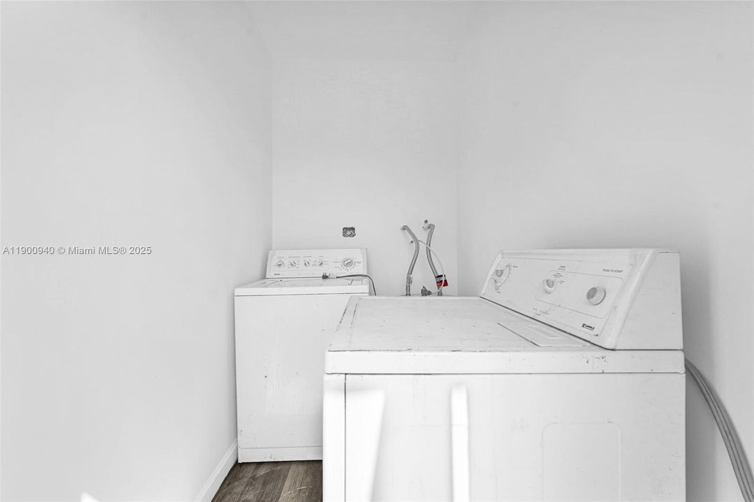 Active With Contract: $2,200 (2 beds, 1 baths, 1325 Square Feet)