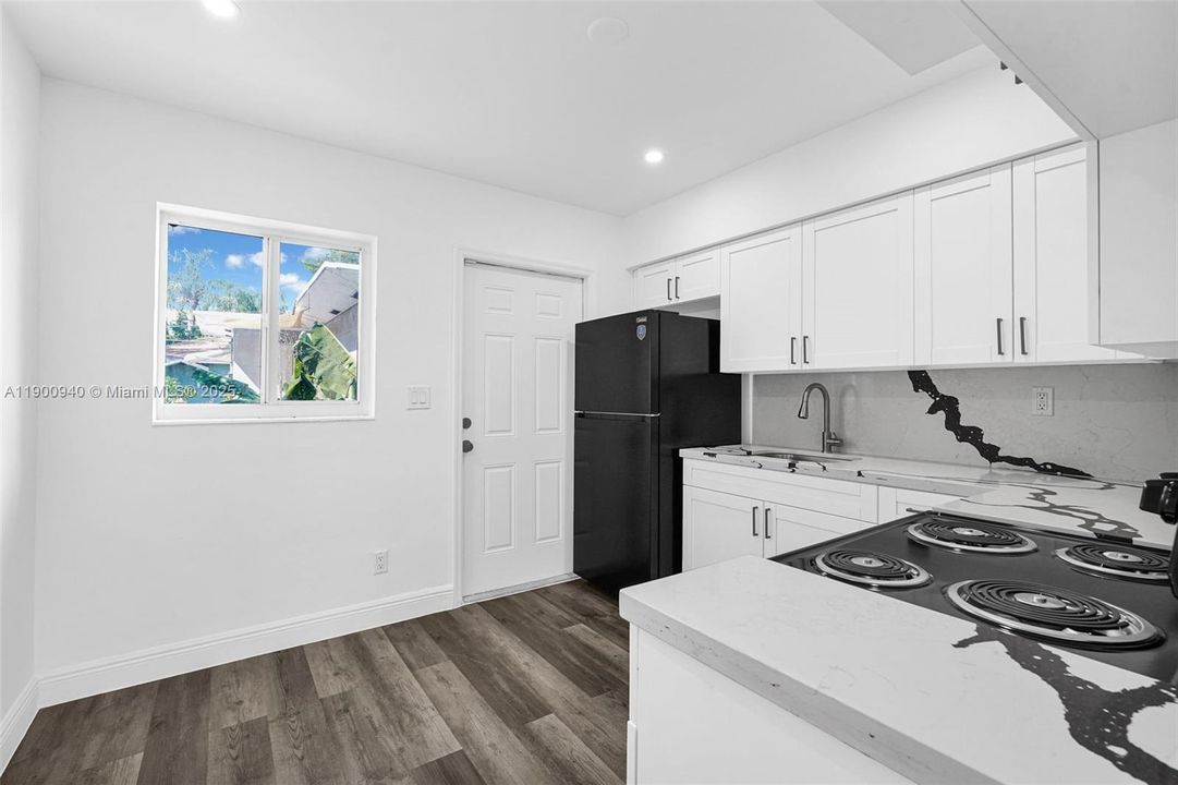 Active With Contract: $2,200 (2 beds, 1 baths, 1325 Square Feet)