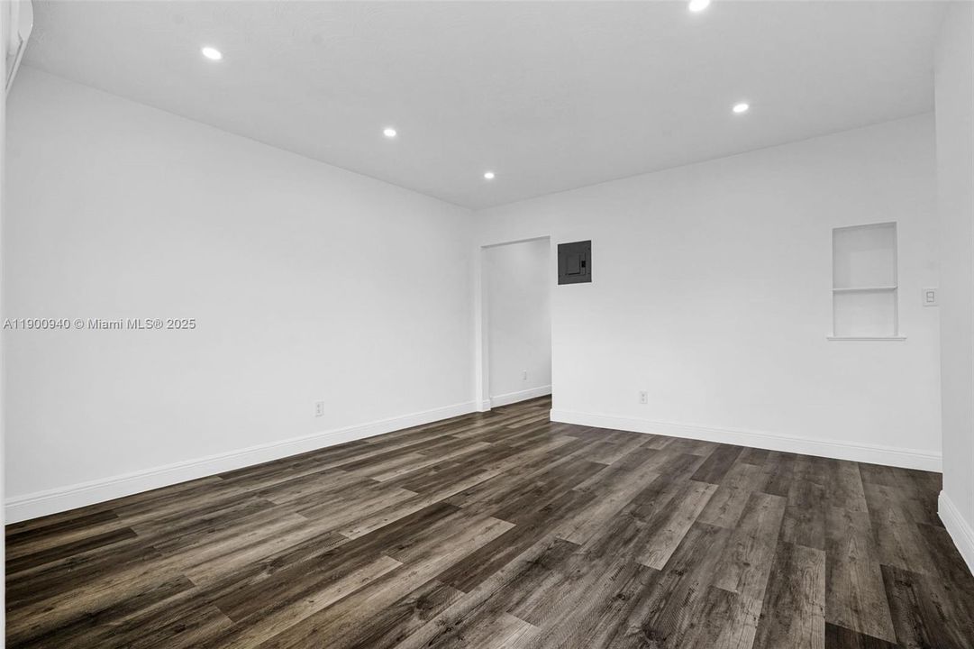 Active With Contract: $2,200 (2 beds, 1 baths, 1325 Square Feet)