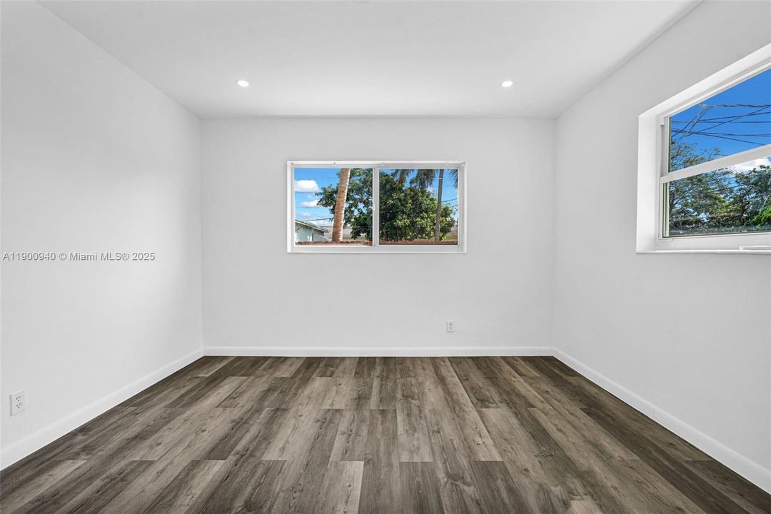 Active With Contract: $2,200 (2 beds, 1 baths, 1325 Square Feet)