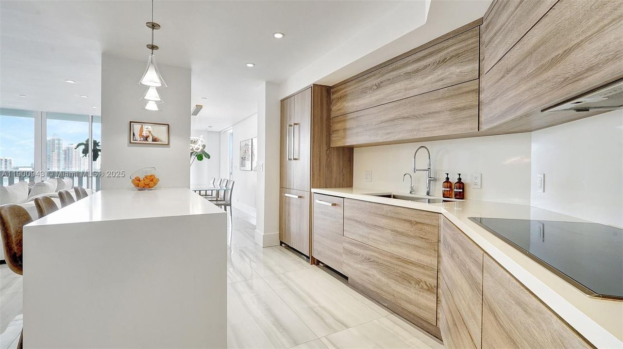 Под контрактом: $1,090,000 (2 спален, 2 ванн, 1607 Квадратных фут)