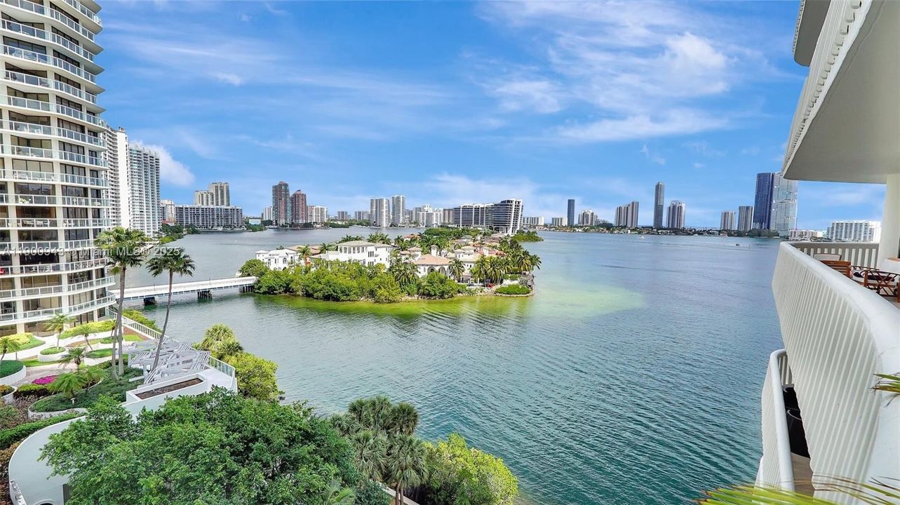 Под контрактом: $1,090,000 (2 спален, 2 ванн, 1607 Квадратных фут)