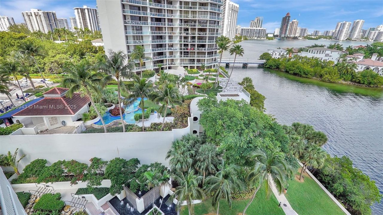 Под контрактом: $1,090,000 (2 спален, 2 ванн, 1607 Квадратных фут)