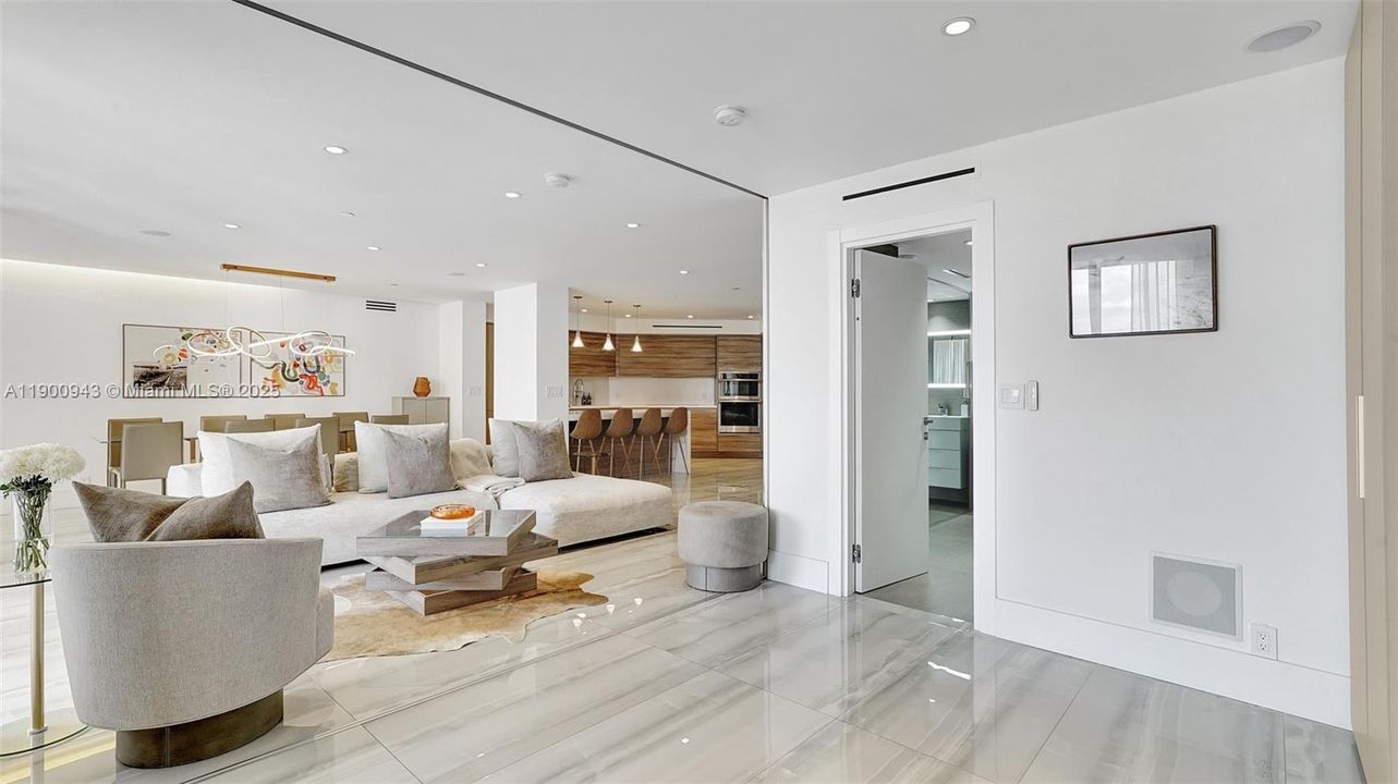 Под контрактом: $1,090,000 (2 спален, 2 ванн, 1607 Квадратных фут)